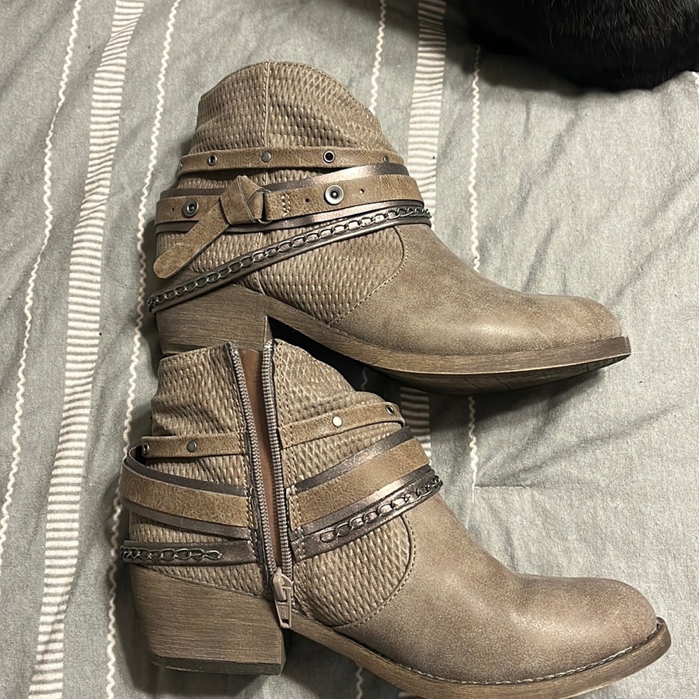 Women’s 8 wide brown booties
